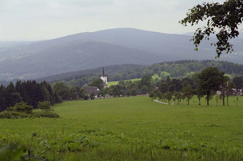 _IMG3701.jpg - Kostel v Příchovicích. Na nejvyšším kopci je rozhledna Černá studnice.