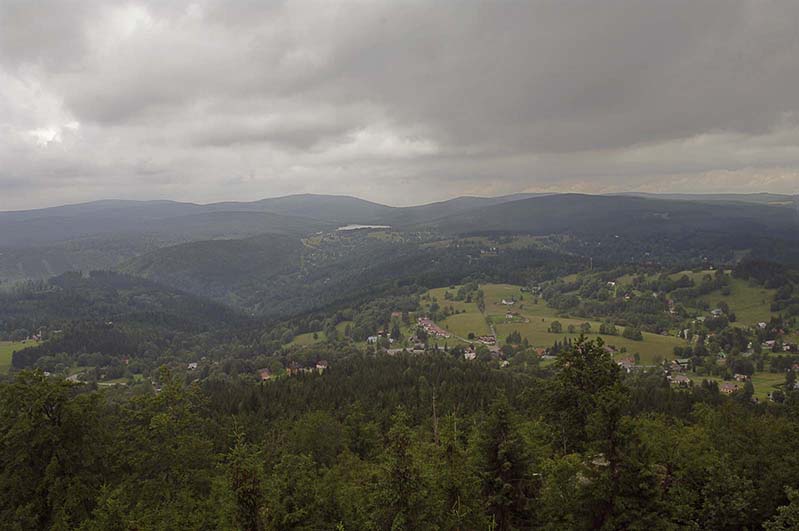 _IMG3712.jpg - Pohled ze Štěpánky k přehradě Souš. Dole pod kopcem je Kořenov.