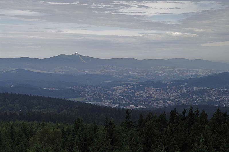 _IMG3772.jpg - Pohled k Ještědu z rozhledny Černá studnice. V popředí Jablonec za ním Liberec.