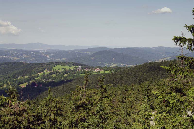 _IMG3815.jpg - Pohled k Příchovicím. Za příchovicemi je Tanvaldský Špičák. Další rozhledna.